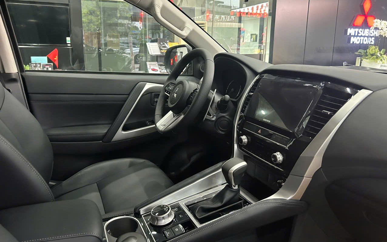Mitsubishi Pajero Sport 2025 giảm giá còn 1,13 tỷ đồng, đại lý bù thêm nhiều ‘option’ khuyết thiếu cạnh tranh Everest- Ảnh 7. Mitsubishi Pajero Sport 2025 giảm giá còn 1,13 tỷ đồng, đại lý bù thêm nhiều ‘option’ khuyết thiếu cạnh tranh Everest- Ảnh 7.
