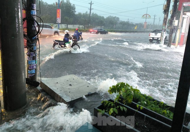 Mưa lớn gây nhiều thiệt hại, một người nghi bị nước cuốn mất tích- Ảnh 1. Mưa lớn gây nhiều thiệt hại, một người nghi bị nước cuốn mất tích- Ảnh 1.