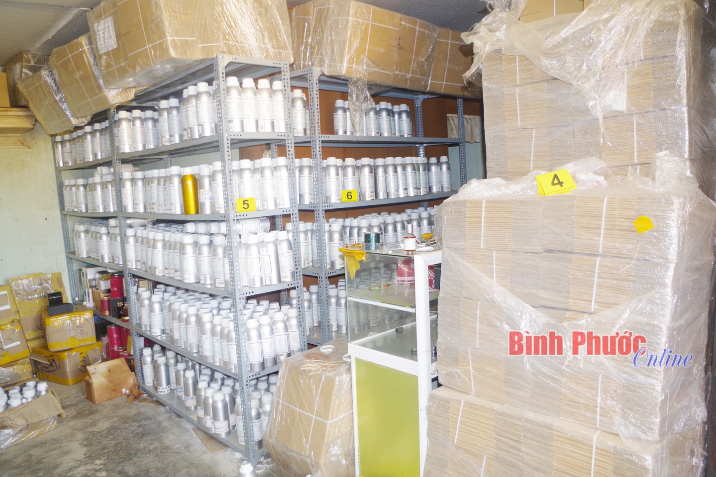 Rùng mình cách pha chế những chai nước hoa giả “Made in Dubai”: Trộn hoá chất bằng máy đánh trứng, chiết bằng ống bơm xi lanh- Ảnh 4. Rùng mình cách pha chế những chai nước hoa giả “Made in Dubai”: Trộn hoá chất bằng máy đánh trứng, chiết bằng ống bơm xi lanh- Ảnh 4.