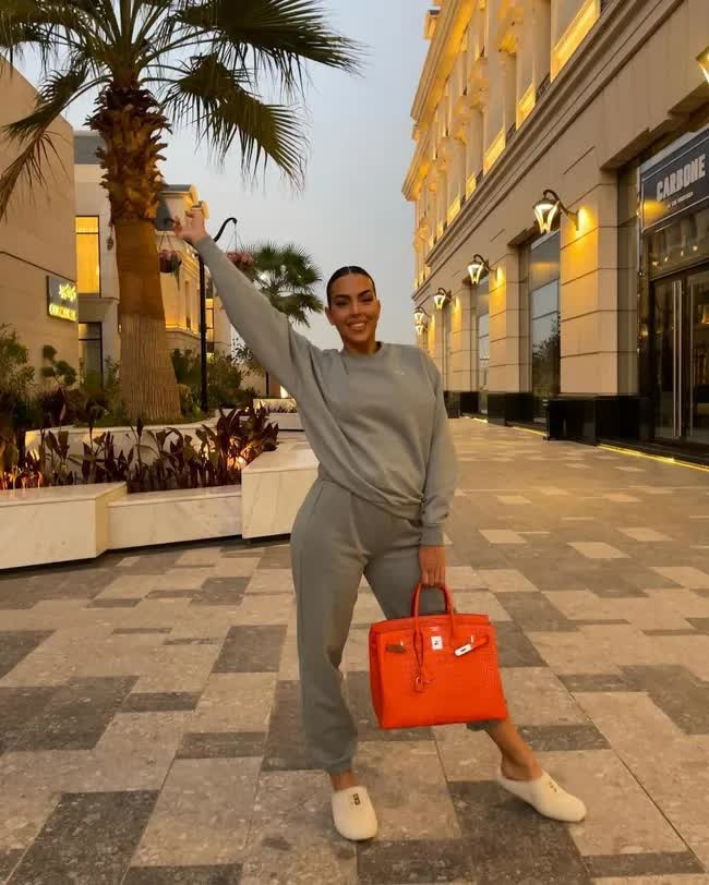 Tính nghiện mua sắm của bạn gái từng khiến Ronaldo phải lắc đầu, cô nàng sau đó phản ứng bất ngờ- Ảnh 2. Tính nghiện mua sắm của bạn gái từng khiến Ronaldo phải lắc đầu, cô nàng sau đó phản ứng bất ngờ- Ảnh 2.