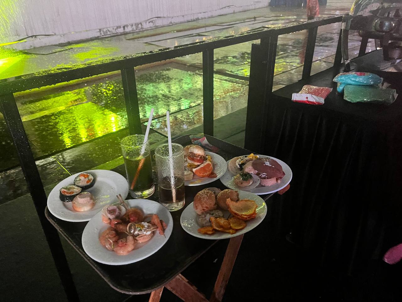 Khán giả khóc ròng vì "đặc quyền 10 triệu" tại concert Anh Trai Say Hi dưới mưa, càng nhìn càng xót- Ảnh 9. Khán giả khóc ròng vì "đặc quyền 10 triệu" tại concert Anh Trai Say Hi dưới mưa, càng nhìn càng xót- Ảnh 9.