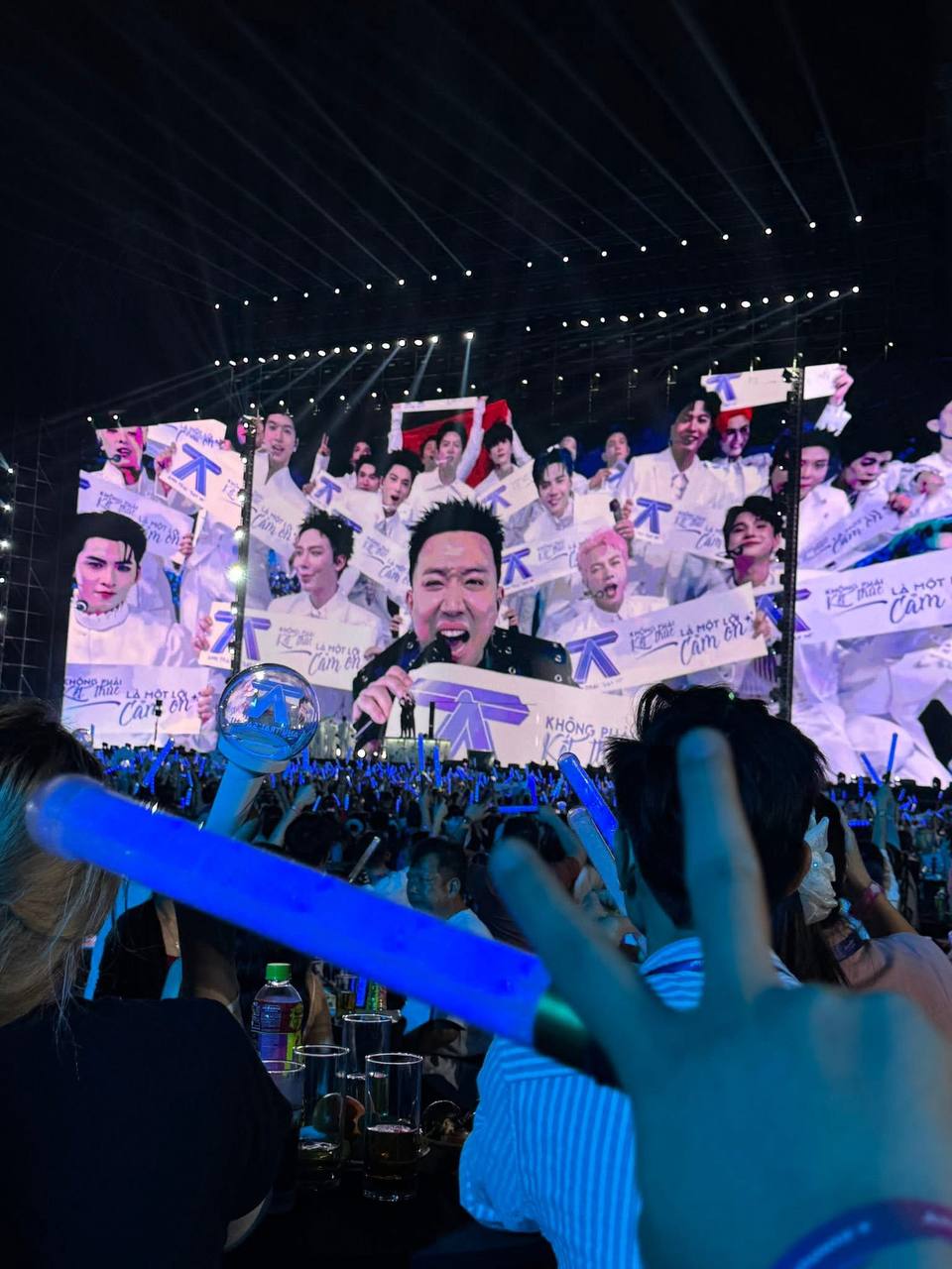 Khán giả khóc ròng vì "đặc quyền 10 triệu" tại concert Anh Trai Say Hi dưới mưa, càng nhìn càng xót- Ảnh 1. Khán giả khóc ròng vì "đặc quyền 10 triệu" tại concert Anh Trai Say Hi dưới mưa, càng nhìn càng xót- Ảnh 1.
