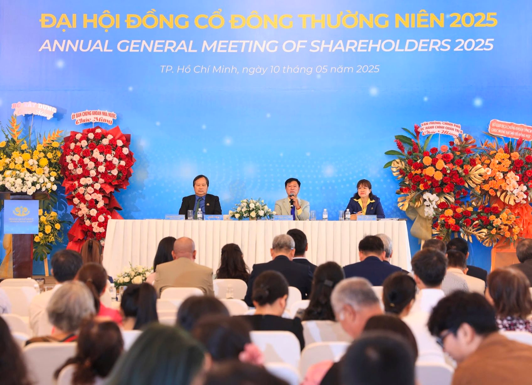 Chủ tịch Địa ốc Hoàng Quân lần đầu đưa 3 người con lộ diện, nói về điều khó khi phải ‘trả nợ’ cam kết 40.000 căn nhà ở xã hội- Ảnh 1. Chủ tịch Địa ốc Hoàng Quân lần đầu đưa 3 người con lộ diện, nói về điều khó khi phải ‘trả nợ’ cam kết 40.000 căn nhà ở xã hội- Ảnh 1.