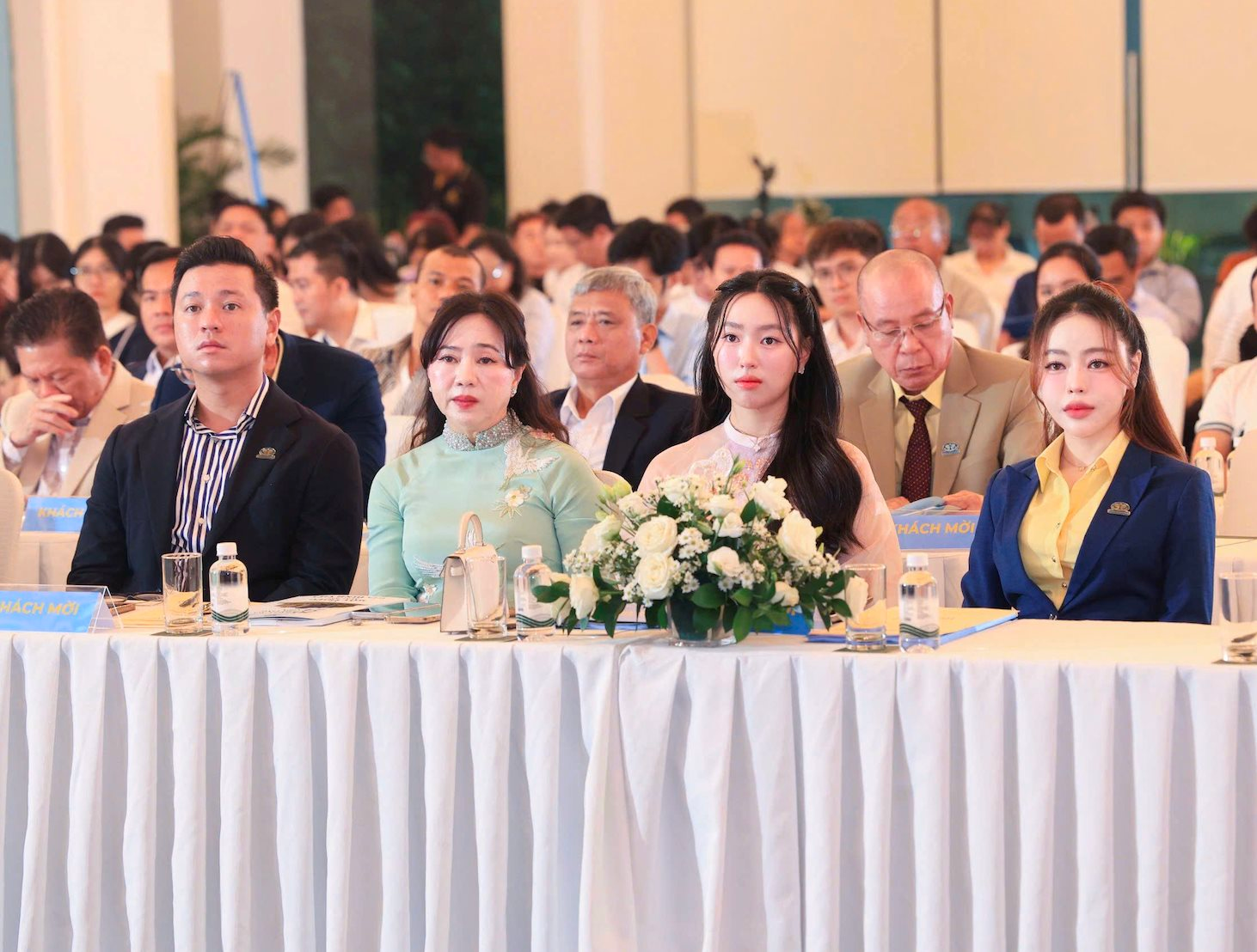 Chủ tịch Địa ốc Hoàng Quân lần đầu đưa 3 người con lộ diện, nói về điều khó khi phải ‘trả nợ’ cam kết 40.000 căn nhà ở xã hội- Ảnh 2. Chủ tịch Địa ốc Hoàng Quân lần đầu đưa 3 người con lộ diện, nói về điều khó khi phải ‘trả nợ’ cam kết 40.000 căn nhà ở xã hội- Ảnh 2.