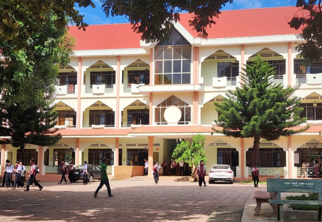 Vụ nhiều học sinh lớp 12 "tự nguyện" xin nghỉ học: Giáo viên chủ nhiệm thông tin bất ngờ- Ảnh 1. Vụ nhiều học sinh lớp 12 "tự nguyện" xin nghỉ học: Giáo viên chủ nhiệm thông tin bất ngờ- Ảnh 1.
