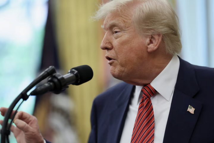 Tổng thống Trump ký lệnh chi tiền cho người nhập cư tự trục xuất- Ảnh 1. Tổng thống Trump ký lệnh chi tiền cho người nhập cư tự trục xuất- Ảnh 1.