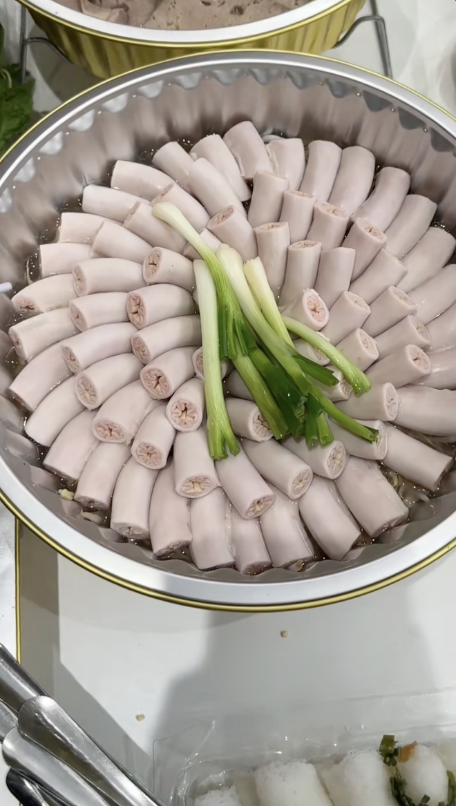 Hàng loạt video ăn lòng se điếu của người nổi tiếng bất ngờ viral trên TikTok, Tina Thảo Thi cũng bị réo tên- Ảnh 2. Hàng loạt video ăn lòng se điếu của người nổi tiếng bất ngờ viral trên TikTok, Tina Thảo Thi cũng bị réo tên- Ảnh 2.