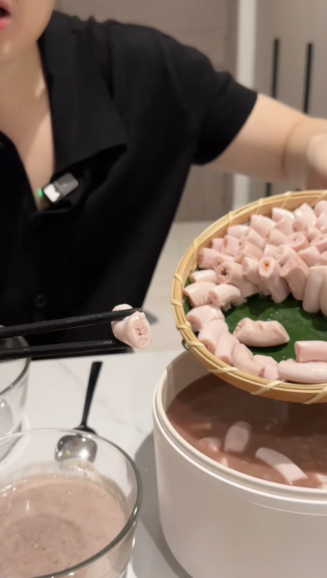 Hàng loạt video ăn lòng se điếu của người nổi tiếng bất ngờ viral trên TikTok, Tina Thảo Thi cũng bị réo tên- Ảnh 4. Hàng loạt video ăn lòng se điếu của người nổi tiếng bất ngờ viral trên TikTok, Tina Thảo Thi cũng bị réo tên- Ảnh 4.