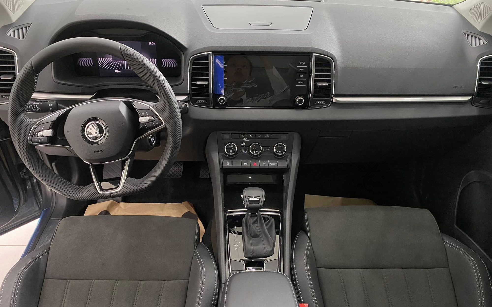 Skoda Karoq giảm giá kỷ lục còn 749 đồng triệu tại đại lý, rẻ hơn Yaris Cross, người mua phải đánh đổi một điều- Ảnh 5. Skoda Karoq giảm giá kỷ lục còn 749 đồng triệu tại đại lý, rẻ hơn Yaris Cross, người mua phải đánh đổi một điều- Ảnh 5.