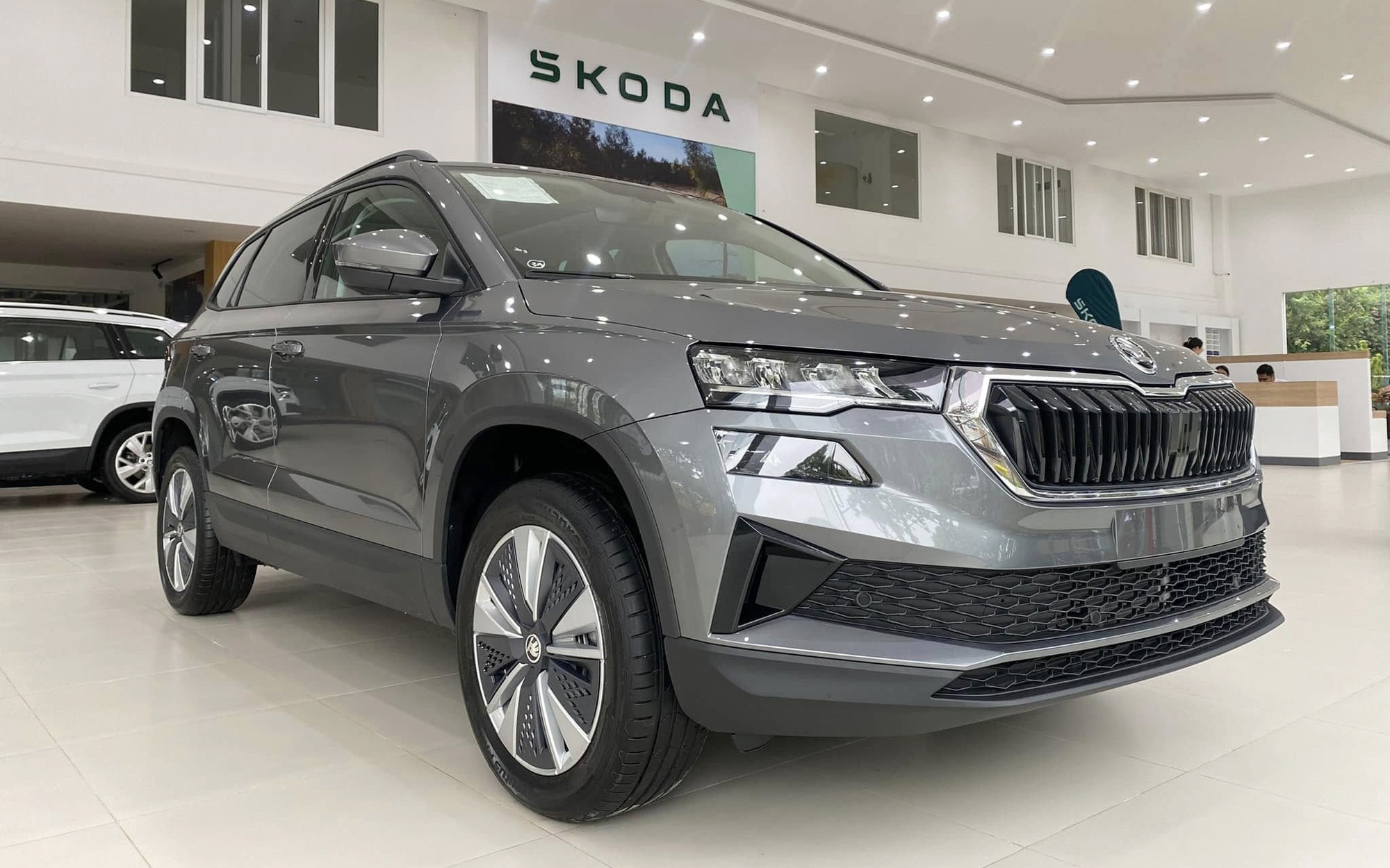 Skoda Karoq giảm giá kỷ lục còn 749 đồng triệu tại đại lý, rẻ hơn Yaris Cross, người mua phải đánh đổi một điều- Ảnh 2. Skoda Karoq giảm giá kỷ lục còn 749 đồng triệu tại đại lý, rẻ hơn Yaris Cross, người mua phải đánh đổi một điều- Ảnh 2.