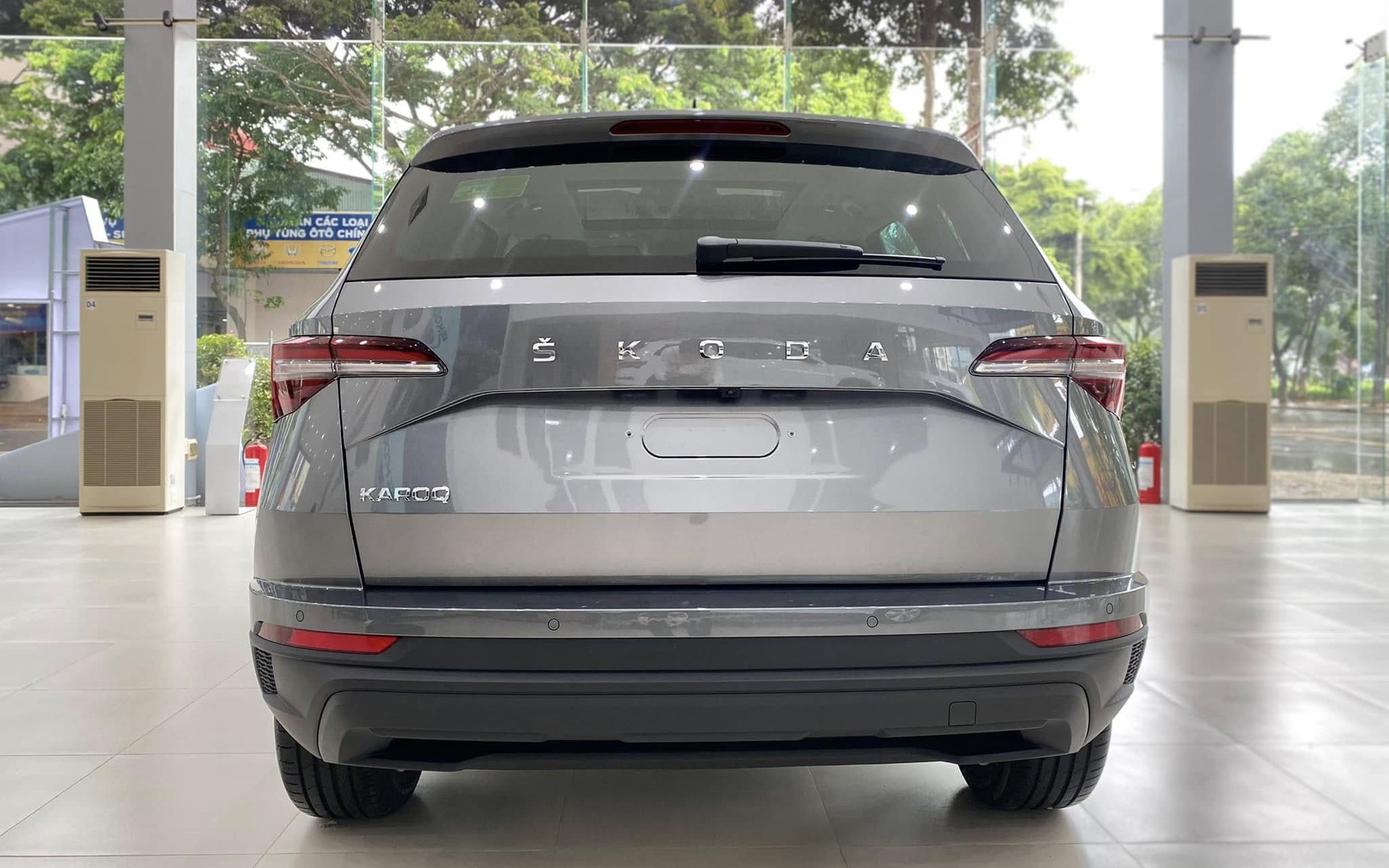 Skoda Karoq giảm giá kỷ lục còn 749 đồng triệu tại đại lý, rẻ hơn Yaris Cross, người mua phải đánh đổi một điều- Ảnh 4. Skoda Karoq giảm giá kỷ lục còn 749 đồng triệu tại đại lý, rẻ hơn Yaris Cross, người mua phải đánh đổi một điều- Ảnh 4.