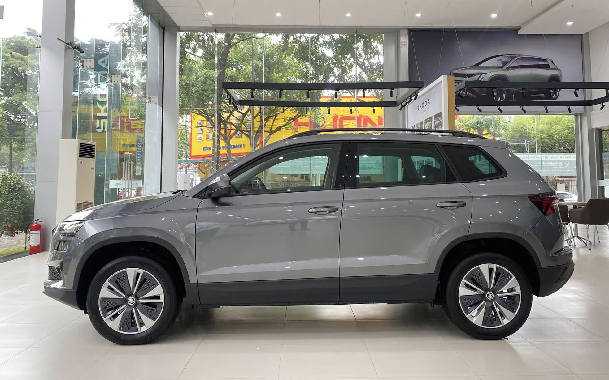 Skoda Karoq giảm giá kỷ lục còn 749 đồng triệu tại đại lý, rẻ hơn Yaris Cross, người mua phải đánh đổi một điều- Ảnh 3. Skoda Karoq giảm giá kỷ lục còn 749 đồng triệu tại đại lý, rẻ hơn Yaris Cross, người mua phải đánh đổi một điều- Ảnh 3.