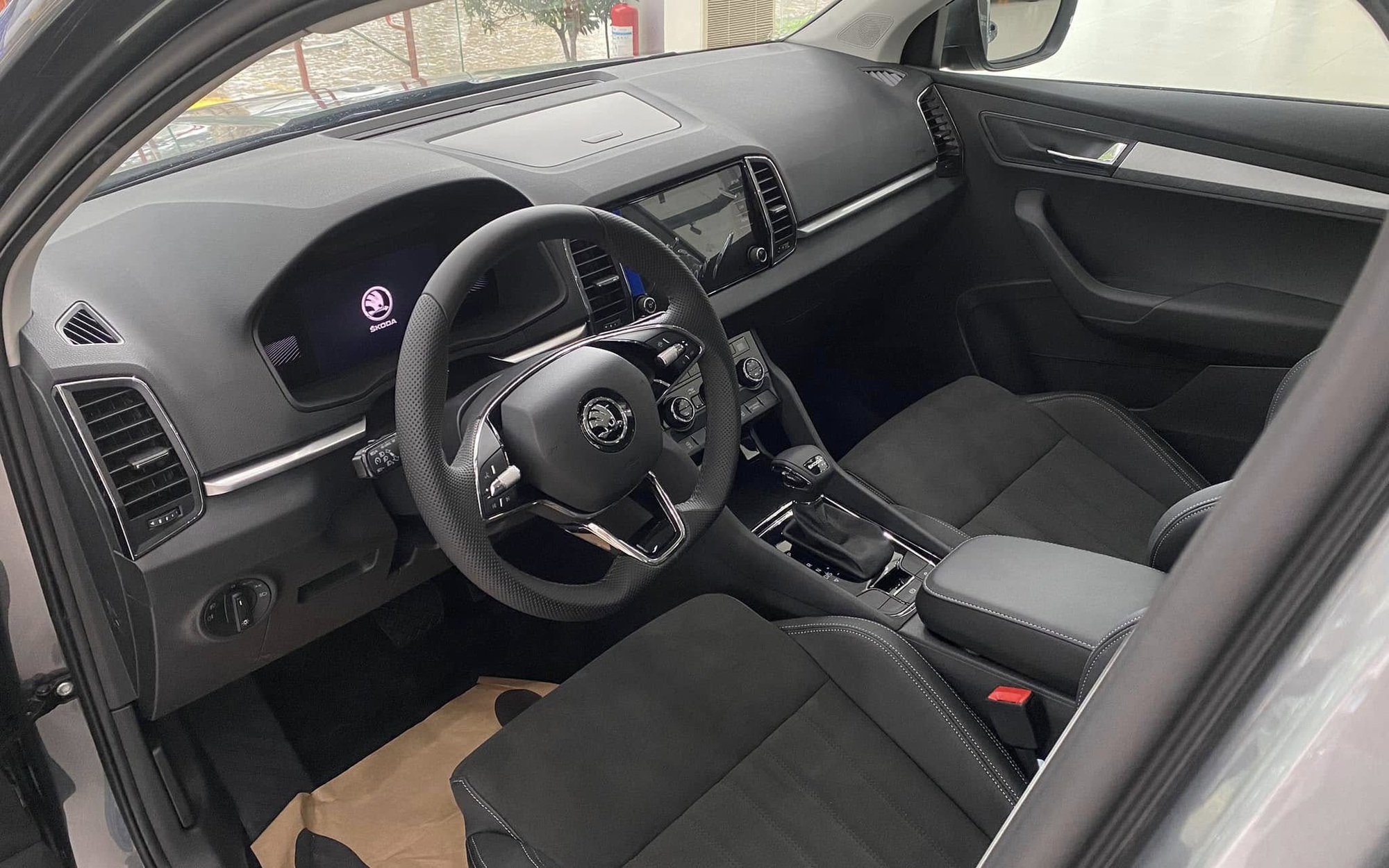 Skoda Karoq giảm giá kỷ lục còn 749 đồng triệu tại đại lý, rẻ hơn Yaris Cross, người mua phải đánh đổi một điều- Ảnh 6. Skoda Karoq giảm giá kỷ lục còn 749 đồng triệu tại đại lý, rẻ hơn Yaris Cross, người mua phải đánh đổi một điều- Ảnh 6.