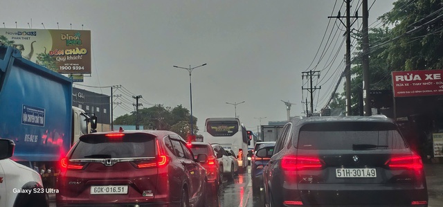 Hình ảnh ngập, kẹt kinh hoàng ở Bình Dương, Đồng Nai sáng 10-5- Ảnh 10. Hình ảnh ngập, kẹt kinh hoàng ở Bình Dương, Đồng Nai sáng 10-5- Ảnh 10.