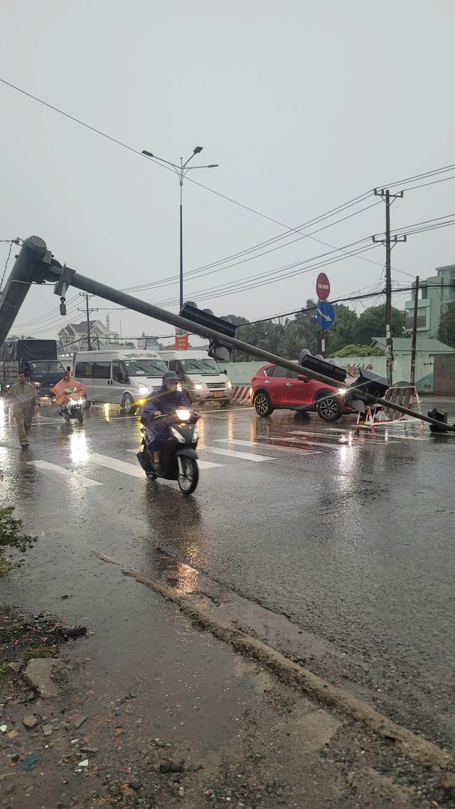 Hình ảnh ngập, kẹt kinh hoàng ở Bình Dương, Đồng Nai sáng 10-5- Ảnh 9. Hình ảnh ngập, kẹt kinh hoàng ở Bình Dương, Đồng Nai sáng 10-5- Ảnh 9.