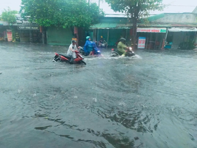 Hình ảnh ngập, kẹt kinh hoàng ở Bình Dương, Đồng Nai sáng 10-5- Ảnh 1. Hình ảnh ngập, kẹt kinh hoàng ở Bình Dương, Đồng Nai sáng 10-5- Ảnh 1.