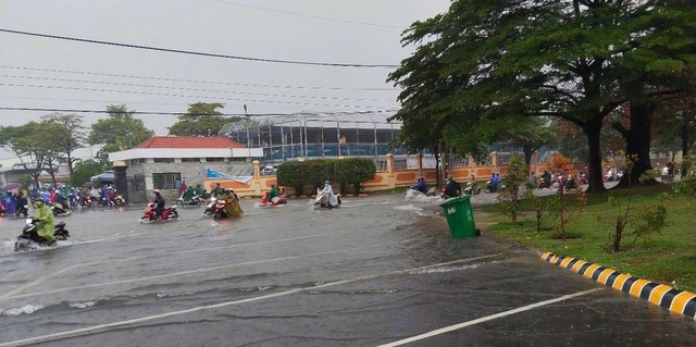 Hình ảnh ngập, kẹt kinh hoàng ở Bình Dương, Đồng Nai sáng 10-5- Ảnh 2. Hình ảnh ngập, kẹt kinh hoàng ở Bình Dương, Đồng Nai sáng 10-5- Ảnh 2.
