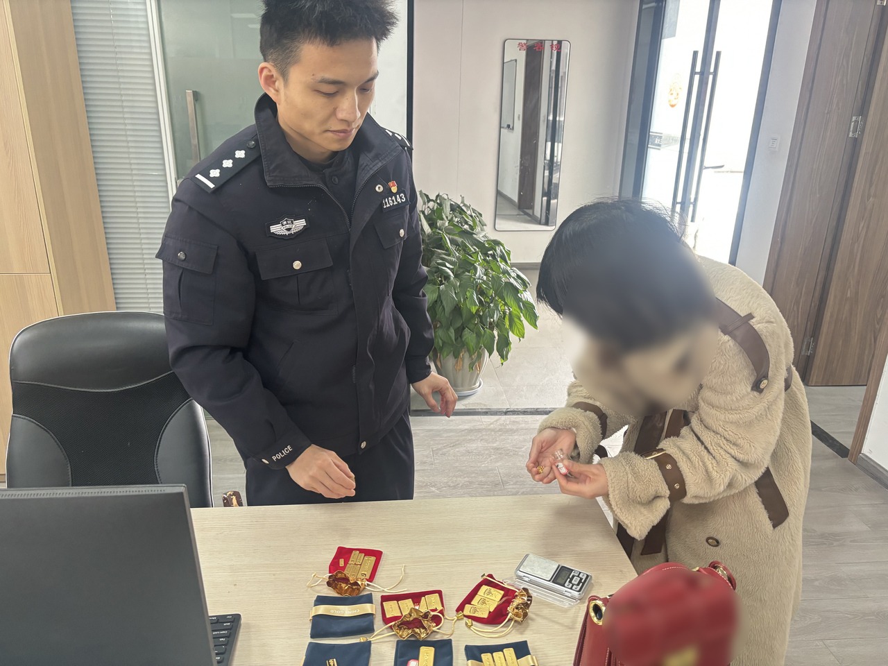 Thu hồi hơn 10 cây vàng trị giá 1,2 tỷ đồng, hé lộ chiêu thức lừa đảo cực tinh vi- Ảnh 1. Thu hồi hơn 10 cây vàng trị giá 1,2 tỷ đồng, hé lộ chiêu thức lừa đảo cực tinh vi- Ảnh 1.