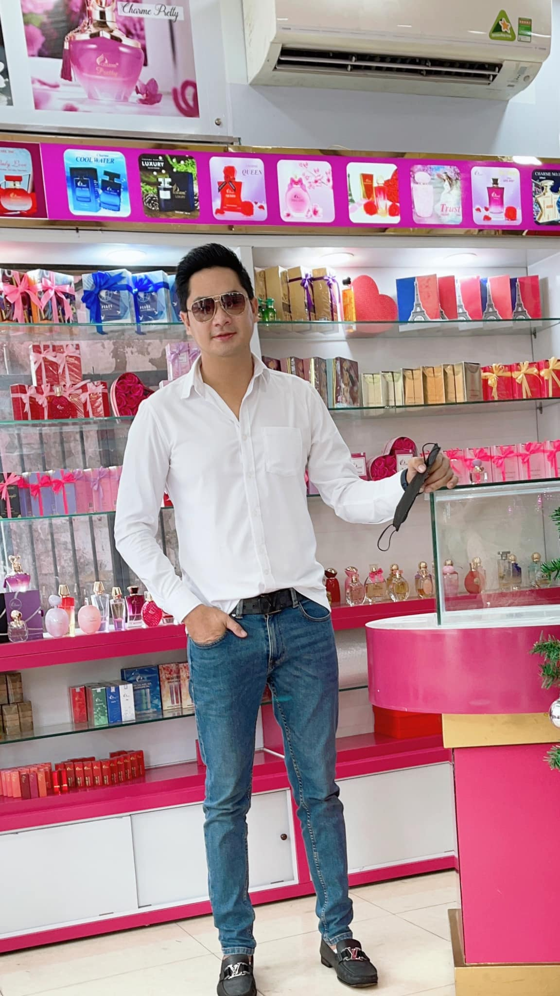 Nam diễn viên có nhà vườn 3000m² ở Đồng Tháp, 2 căn hộ - 8 cửa hàng khắp Sài Gòn, bị đồn nghỉ đóng phim vì quá giàu- Ảnh 4. Nam diễn viên có nhà vườn 3000m² ở Đồng Tháp, 2 căn hộ - 8 cửa hàng khắp Sài Gòn, bị đồn nghỉ đóng phim vì quá giàu- Ảnh 4.