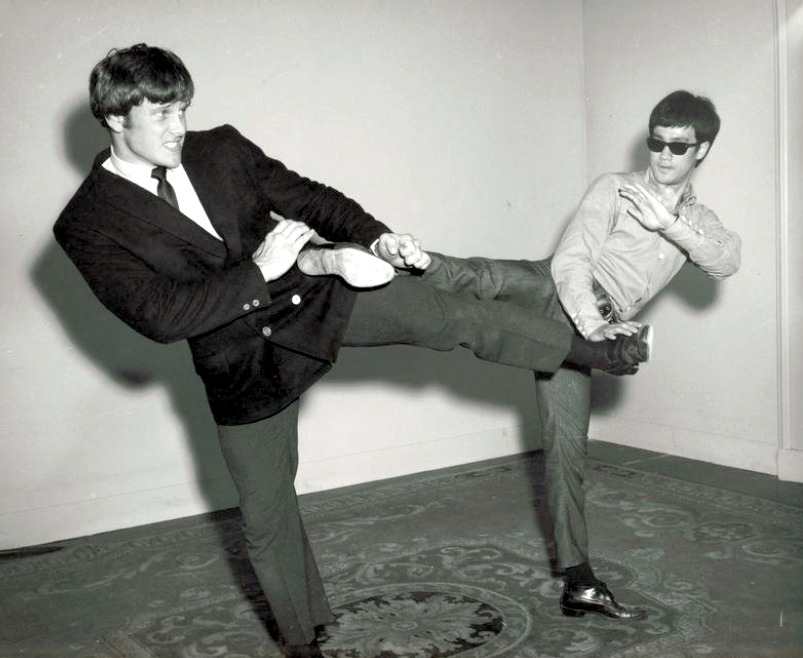 Lộ clip hiếm cho thấy sức mạnh khủng khiếp của Lý Tiểu Long: Một đấm uy lực tựa ngàn cân, nhà vô địch karate thế giới phục sát đất- Ảnh 2.