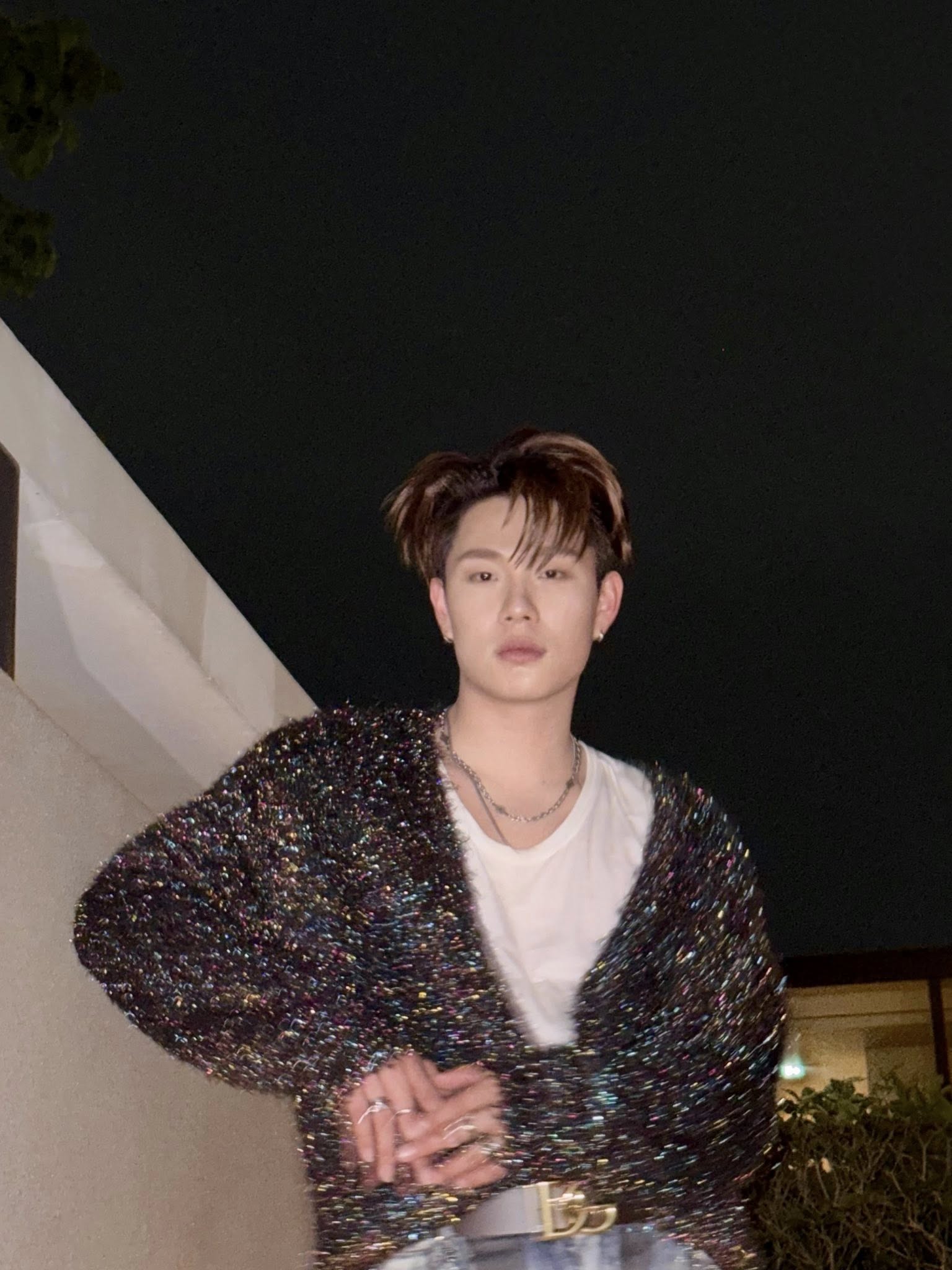 Nam ca sĩ “quỳ lạy” khán giả dưới cơn mưa, hàng chục nghìn người đồng ca hit quốc dân không khác gì concert quốc tế!- Ảnh 4. Nam ca sĩ “quỳ lạy” khán giả dưới cơn mưa, hàng chục nghìn người đồng ca hit quốc dân không khác gì concert quốc tế!- Ảnh 4.