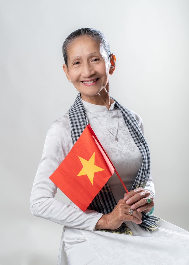 Người mẹ "dùng lá phổi" nuôi 4 đứa con trưởng thành: 45 tuổi mới tốt nghiệp Đại học, khi nghỉ hưu bỗng trở thành hiện tượng mạng, lịch làm việc kín tuần!- Ảnh 3. Người mẹ "dùng lá phổi" nuôi 4 đứa con trưởng thành: 45 tuổi mới tốt nghiệp Đại học, khi nghỉ hưu bỗng trở thành hiện tượng mạng, lịch làm việc kín tuần!- Ảnh 3.