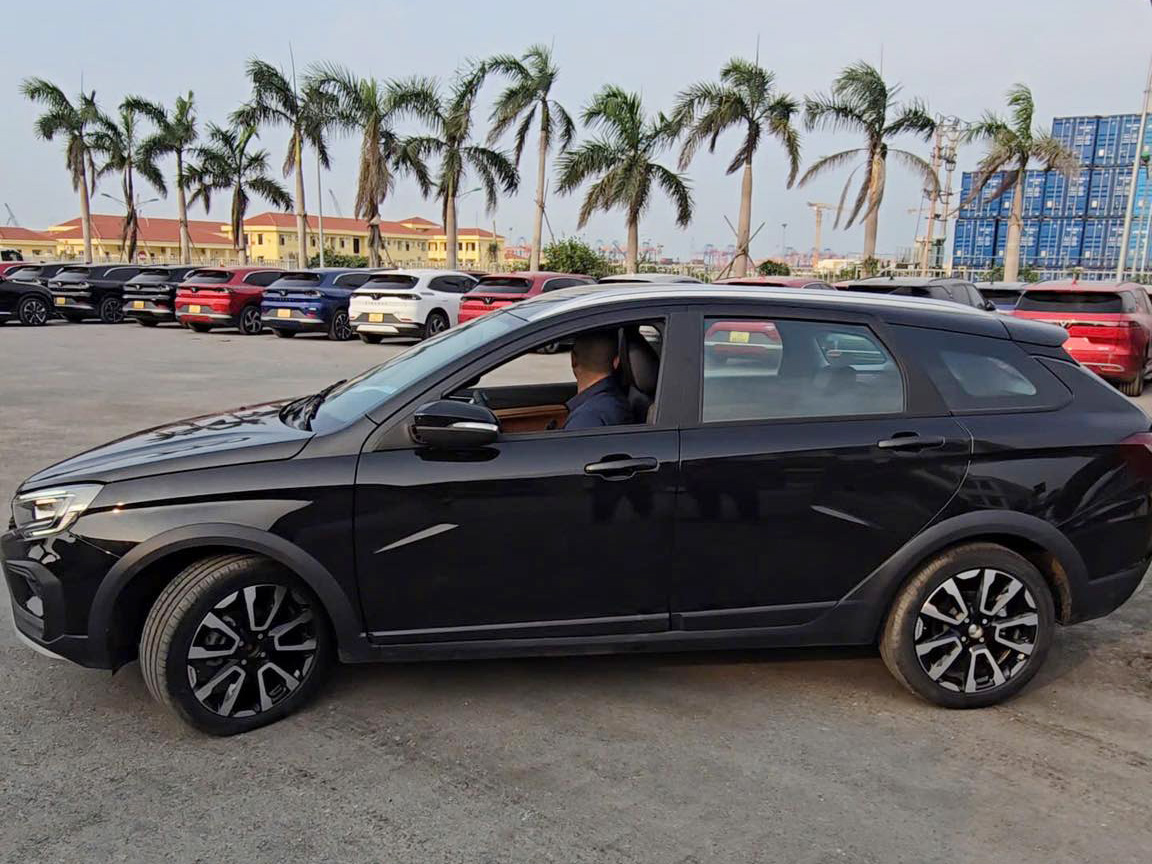 Ảnh thực tế lô ô tô Nga giá dự kiến từ 360 triệu đồng đã về Việt Nam: Có SUV kiểu Jimny, sedan cùng cỡ Attrage- Ảnh 5. Ảnh thực tế lô ô tô Nga giá dự kiến từ 360 triệu đồng đã về Việt Nam: Có SUV kiểu Jimny, sedan cùng cỡ Attrage- Ảnh 5.