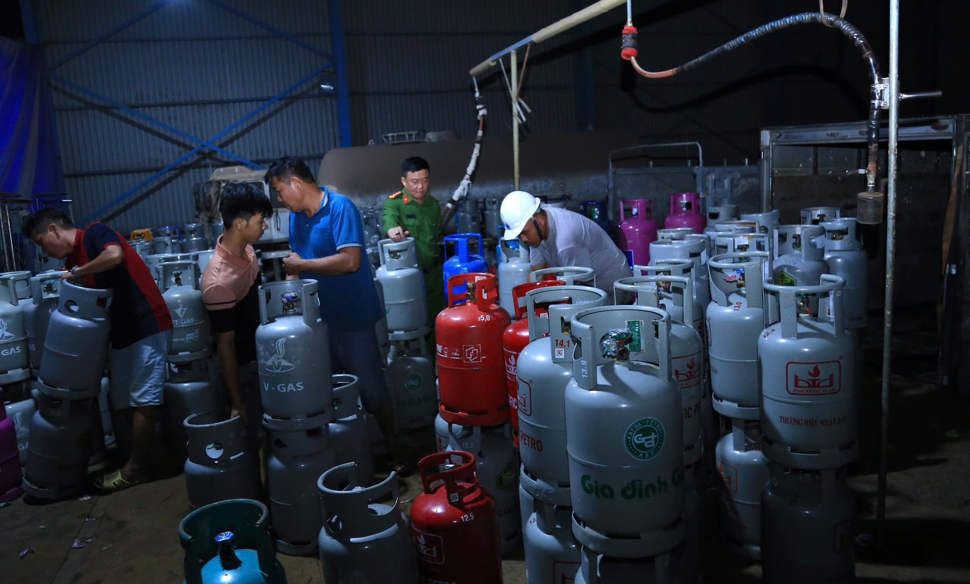 “Giật mình” kết quả kiểm tra các cơ sở kinh doanh gas lớn ở TP Biên Hòa, Đồng Nai- Ảnh 4. “Giật mình” kết quả kiểm tra các cơ sở kinh doanh gas lớn ở TP Biên Hòa, Đồng Nai- Ảnh 4.