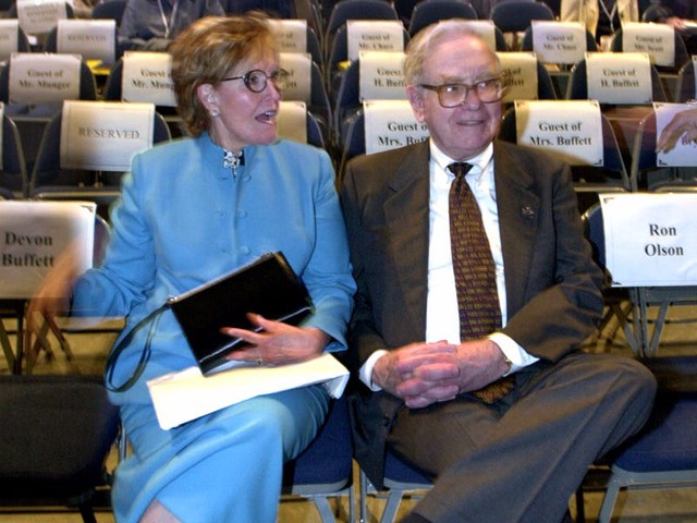 Bí quyết giữ hạnh phúc hôn nhân từ Warren Buffet: "Muốn lâu bền, hãy tìm người có kỳ vọng thấp!"- Ảnh 2. Bí quyết giữ hạnh phúc hôn nhân từ Warren Buffet: "Muốn lâu bền, hãy tìm người có kỳ vọng thấp!"- Ảnh 2.