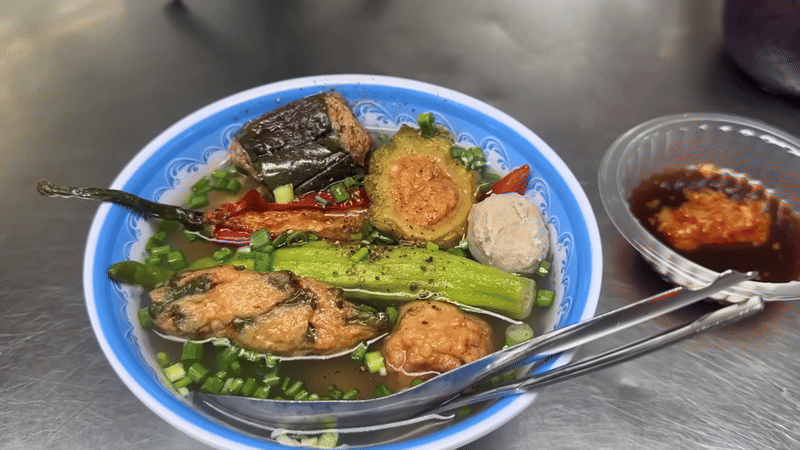 Khách Tây ăn món giá chỉ hơn 1 đô ở khu chợ Việt, nhận xét một thứ: "Tôi không nghĩ mình lại nghiện nó"- Ảnh 2. Khách Tây ăn món giá chỉ hơn 1 đô ở khu chợ Việt, nhận xét một thứ: "Tôi không nghĩ mình lại nghiện nó"- Ảnh 2.