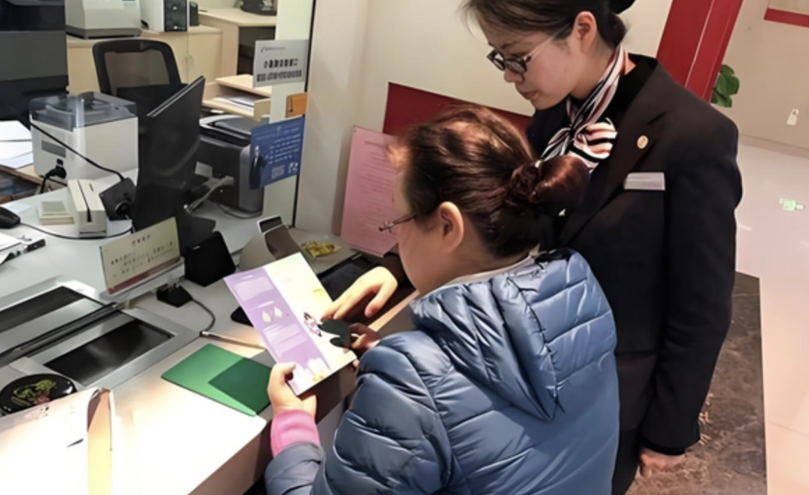 Người phụ nữ gửi tiết kiệm 56 tỷ, 30 phút sau quay lại thì mất trắng, toà phán: Chị phải chịu trách nhiệm- Ảnh 1.