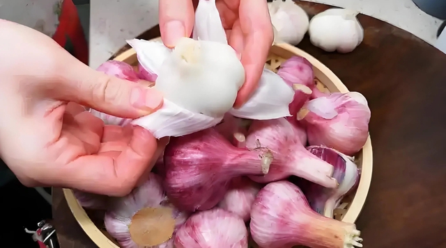 Tỏi vỏ tím hay vỏ trắng tốt hơn? Lão nông nói một câu, tôi bỗng được Tỏi vỏ tím hay vỏ trắng tốt hơn? Lão nông nói một câu, tôi bỗng được