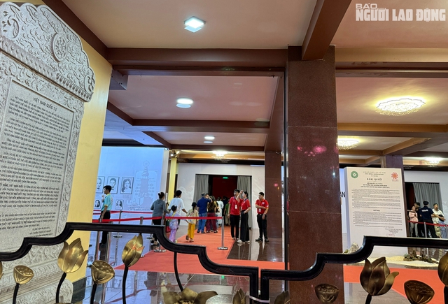 TP HCM: Đêm cuối chiêm bái xá lợi trái tim Bồ tát Thích Quảng Đức- Ảnh 2. TP HCM: Đêm cuối chiêm bái xá lợi trái tim Bồ tát Thích Quảng Đức- Ảnh 2.
