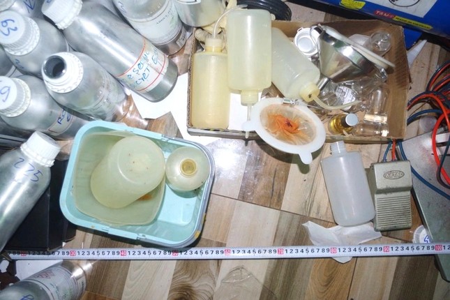 Bên trong cơ sở sản xuất nước hoa giả ‘Made in Dubai’- Ảnh 2. Bên trong cơ sở sản xuất nước hoa giả ‘Made in Dubai’- Ảnh 2.