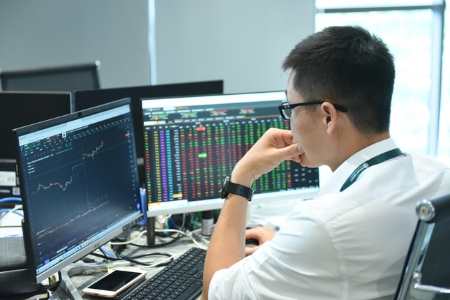 Chứng khoán khởi sắc, chốt lời gia tăng trong tuần tới?- Ảnh 1. Chứng khoán khởi sắc, chốt lời gia tăng trong tuần tới?- Ảnh 1.