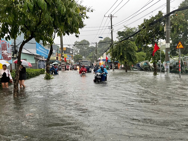 Trận mưa dị thường, rất hiếm ở TP HCM- Ảnh 1. Trận mưa dị thường, rất hiếm ở TP HCM- Ảnh 1.