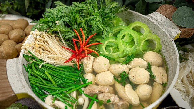 Khách Tây ăn món giá chỉ hơn 1 đô ở khu chợ Việt, nhận xét một thứ: "Tôi không nghĩ mình lại nghiện nó"- Ảnh 6. Khách Tây ăn món giá chỉ hơn 1 đô ở khu chợ Việt, nhận xét một thứ: "Tôi không nghĩ mình lại nghiện nó"- Ảnh 6.