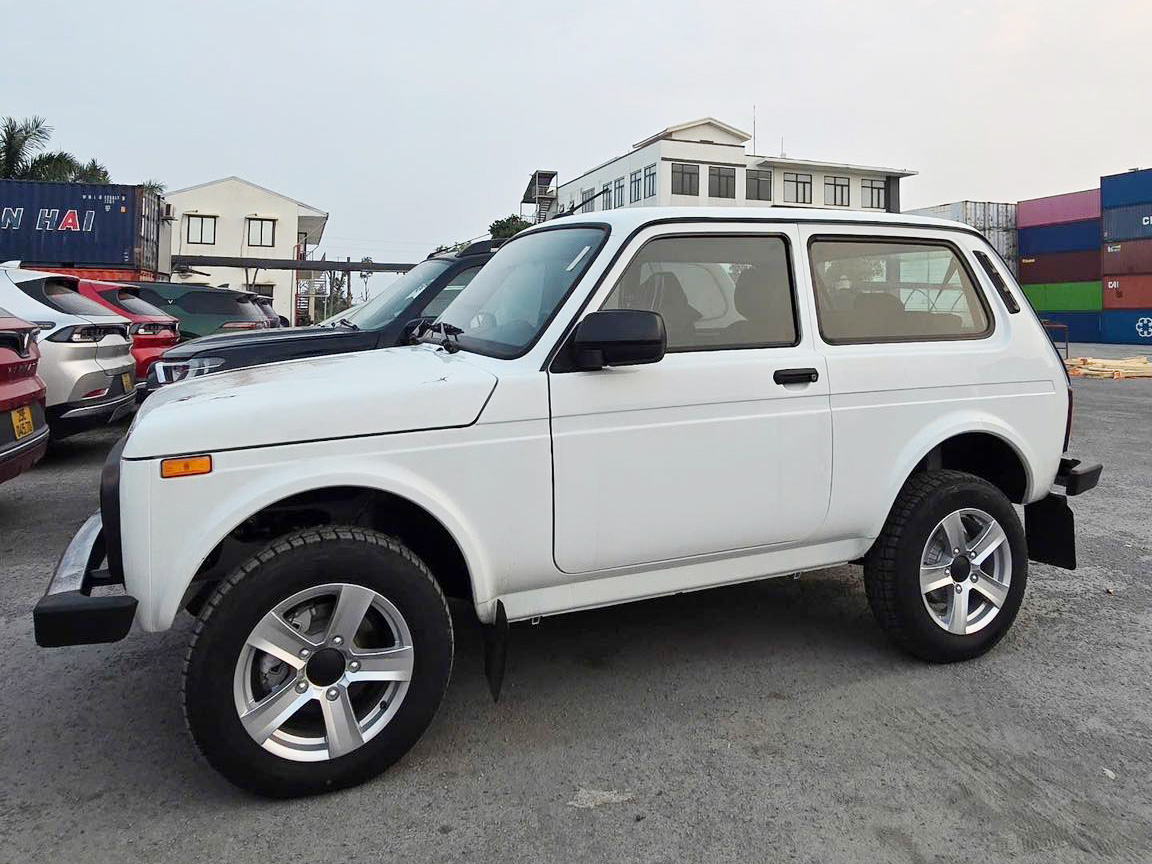 Ảnh thực tế lô ô tô Nga giá dự kiến từ 360 triệu đồng đã về Việt Nam: Có SUV kiểu Jimny, sedan cùng cỡ Attrage- Ảnh 7. Ảnh thực tế lô ô tô Nga giá dự kiến từ 360 triệu đồng đã về Việt Nam: Có SUV kiểu Jimny, sedan cùng cỡ Attrage- Ảnh 7.