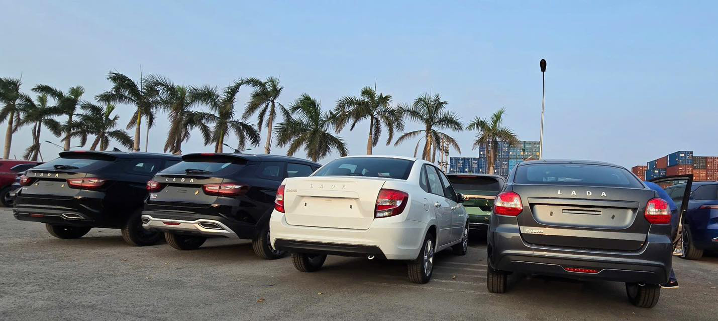 Ảnh thực tế lô ô tô Nga giá dự kiến từ 360 triệu đồng đã về Việt Nam: Có SUV kiểu Jimny, sedan cùng cỡ Attrage- Ảnh 1. Ảnh thực tế lô ô tô Nga giá dự kiến từ 360 triệu đồng đã về Việt Nam: Có SUV kiểu Jimny, sedan cùng cỡ Attrage- Ảnh 1.