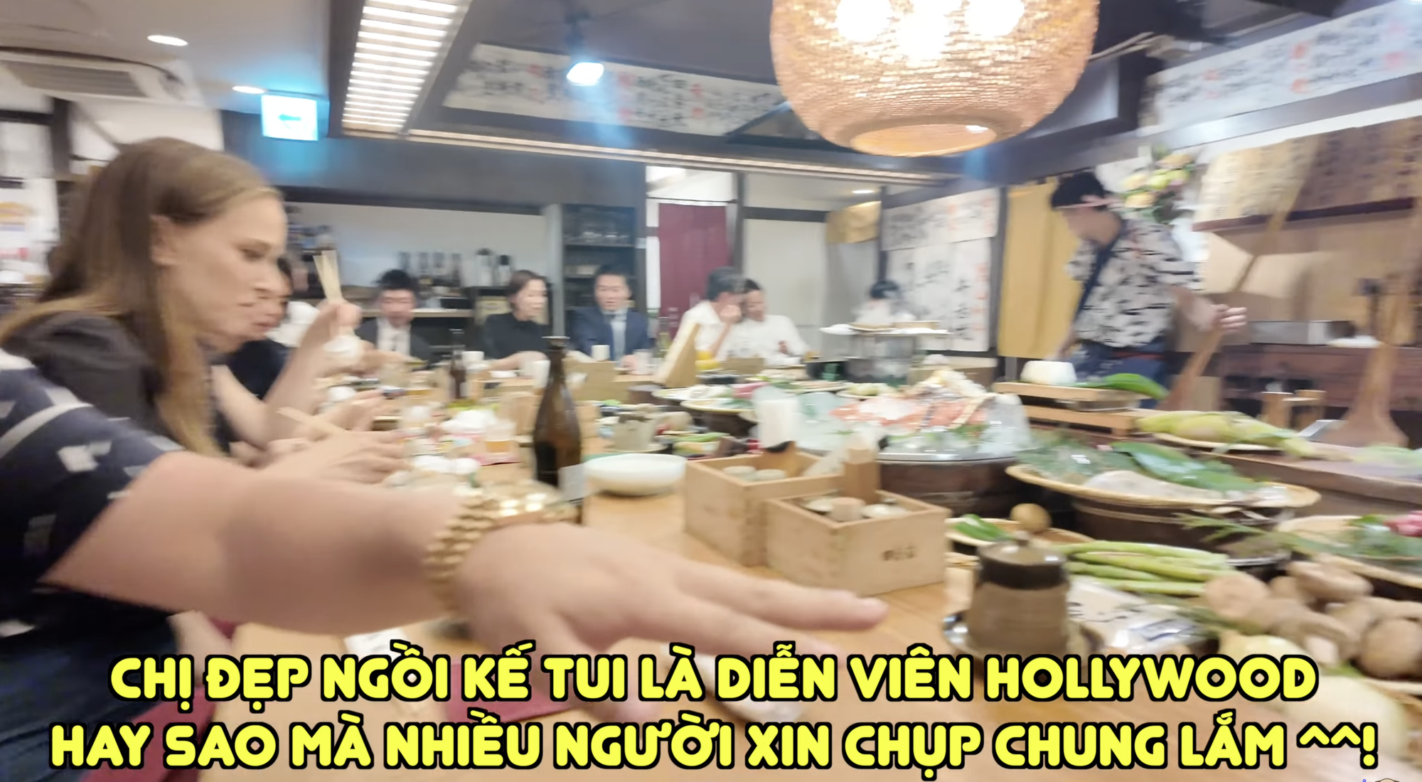 Khoa Pug sốc nặng khi lên Google tra tên người phụ nữ cứ nhìn mình trong quán ăn, hoang mang vì không nghĩ chuyện này lại xảy ra- Ảnh 1. Khoa Pug sốc nặng khi lên Google tra tên người phụ nữ cứ nhìn mình trong quán ăn, hoang mang vì không nghĩ chuyện này lại xảy ra- Ảnh 1.