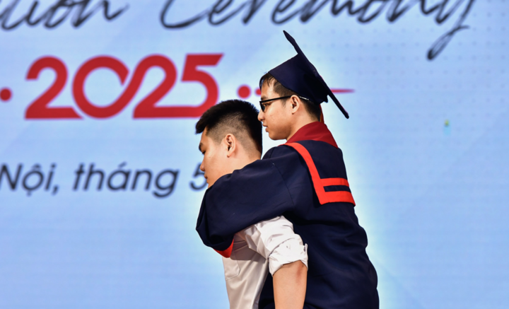 Đôi bạn thân tái hiện hình ảnh '10 năm cõng bạn' tại lễ tốt nghiệp gây xúc động- Ảnh 1. Đôi bạn thân tái hiện hình ảnh '10 năm cõng bạn' tại lễ tốt nghiệp gây xúc động- Ảnh 1.