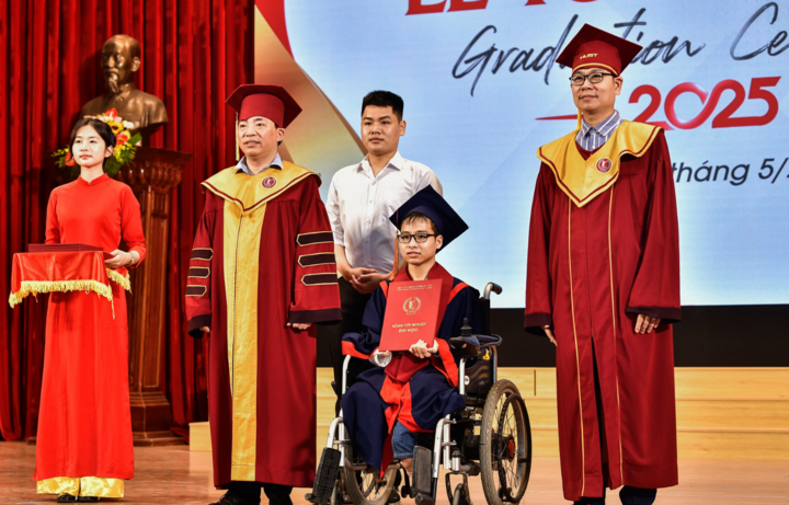 Đôi bạn thân tái hiện hình ảnh '10 năm cõng bạn' tại lễ tốt nghiệp gây xúc động- Ảnh 2. Đôi bạn thân tái hiện hình ảnh '10 năm cõng bạn' tại lễ tốt nghiệp gây xúc động- Ảnh 2.