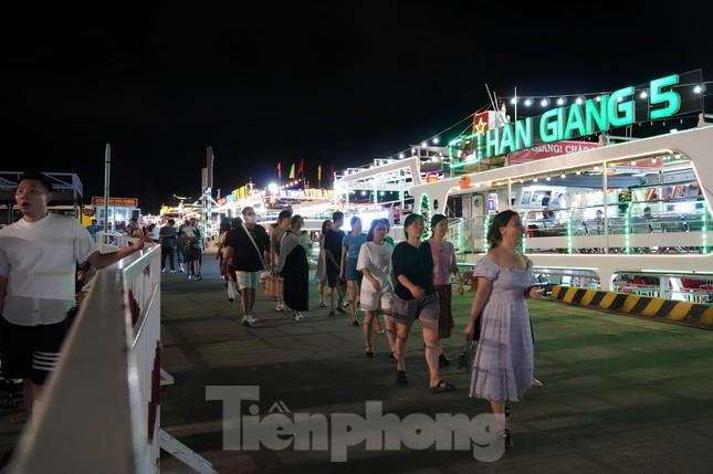 ‘Bỏng tay’ giá vé du thuyền xem pháo hoa Đà Nẵng- Ảnh 2. ‘Bỏng tay’ giá vé du thuyền xem pháo hoa Đà Nẵng- Ảnh 2.