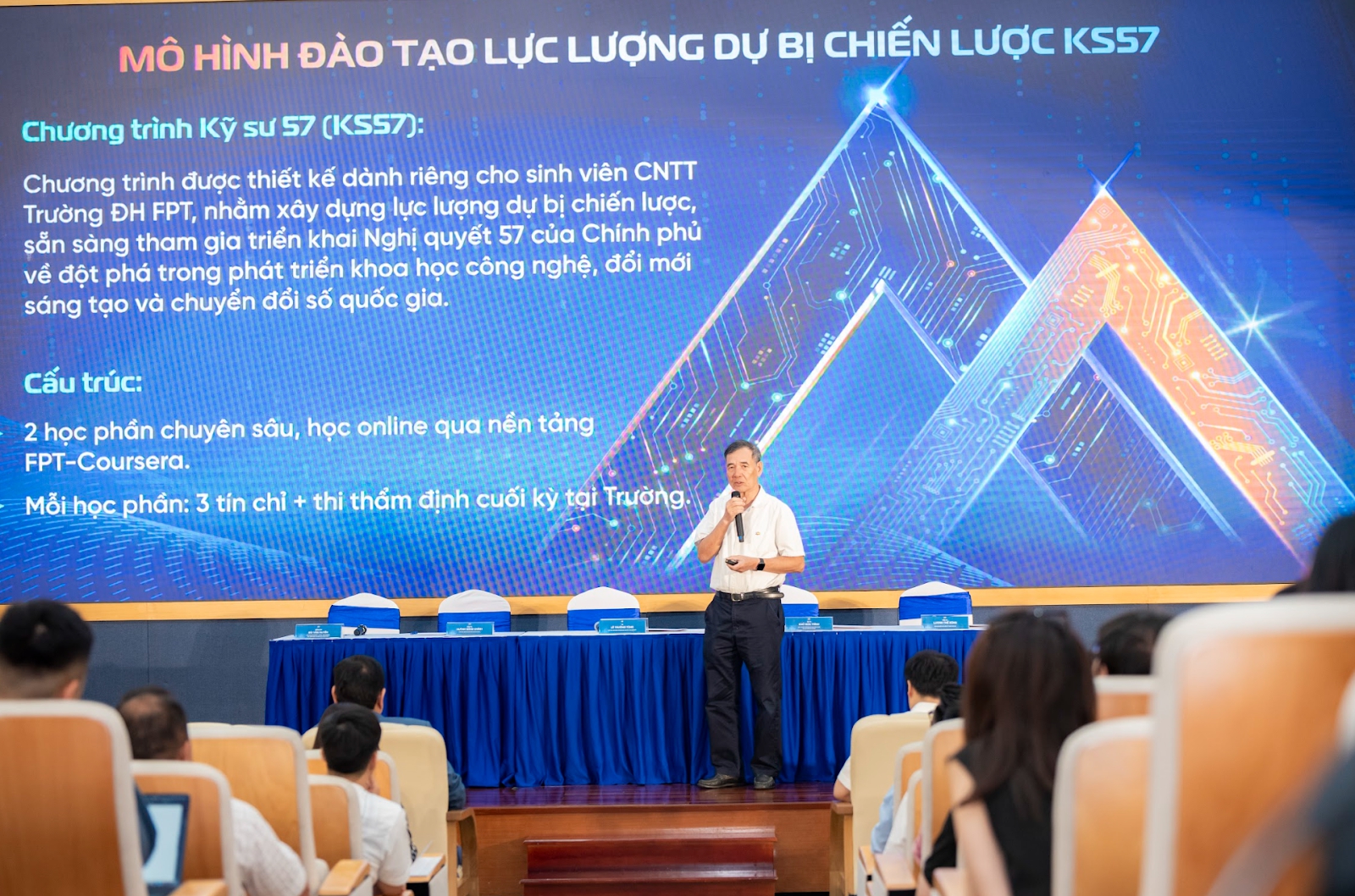 FPT "kích hoạt" chương trình đào tạo nhân lực đặc biệt: AI được ứng dụng tối đa vào xây dựng nội dung, bài kiểm tra, sản xuất video...- Ảnh 2. FPT "kích hoạt" chương trình đào tạo nhân lực đặc biệt: AI được ứng dụng tối đa vào xây dựng nội dung, bài kiểm tra, sản xuất video...- Ảnh 2.