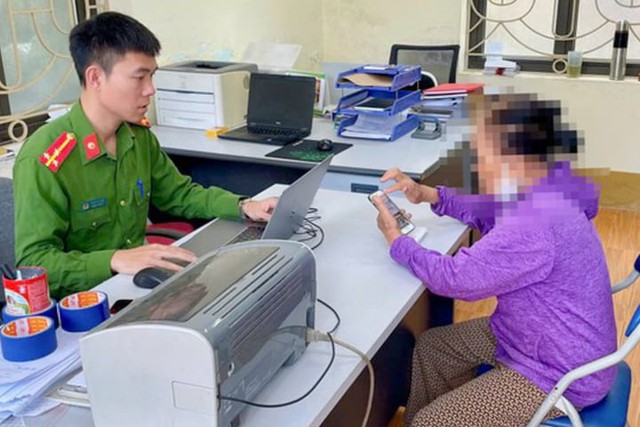 Trên đường ra ngân hàng, cụ bà 77 tuổi ghé vào trụ sở Công an xin tư vấn, nhờ đó thoát bẫy lừa đảo tinh vi- Ảnh 1. Trên đường ra ngân hàng, cụ bà 77 tuổi ghé vào trụ sở Công an xin tư vấn, nhờ đó thoát bẫy lừa đảo tinh vi- Ảnh 1.