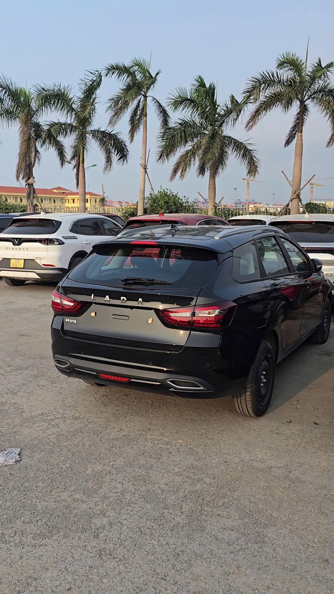 Xe Lada của Nga xếp đầy bãi, sắp bán cho người Việt: Giá rất rẻ, xe rất bền nhưng số đông sẽ chọn xe khác?- Ảnh 5. Xe Lada của Nga xếp đầy bãi, sắp bán cho người Việt: Giá rất rẻ, xe rất bền nhưng số đông sẽ chọn xe khác?- Ảnh 5.