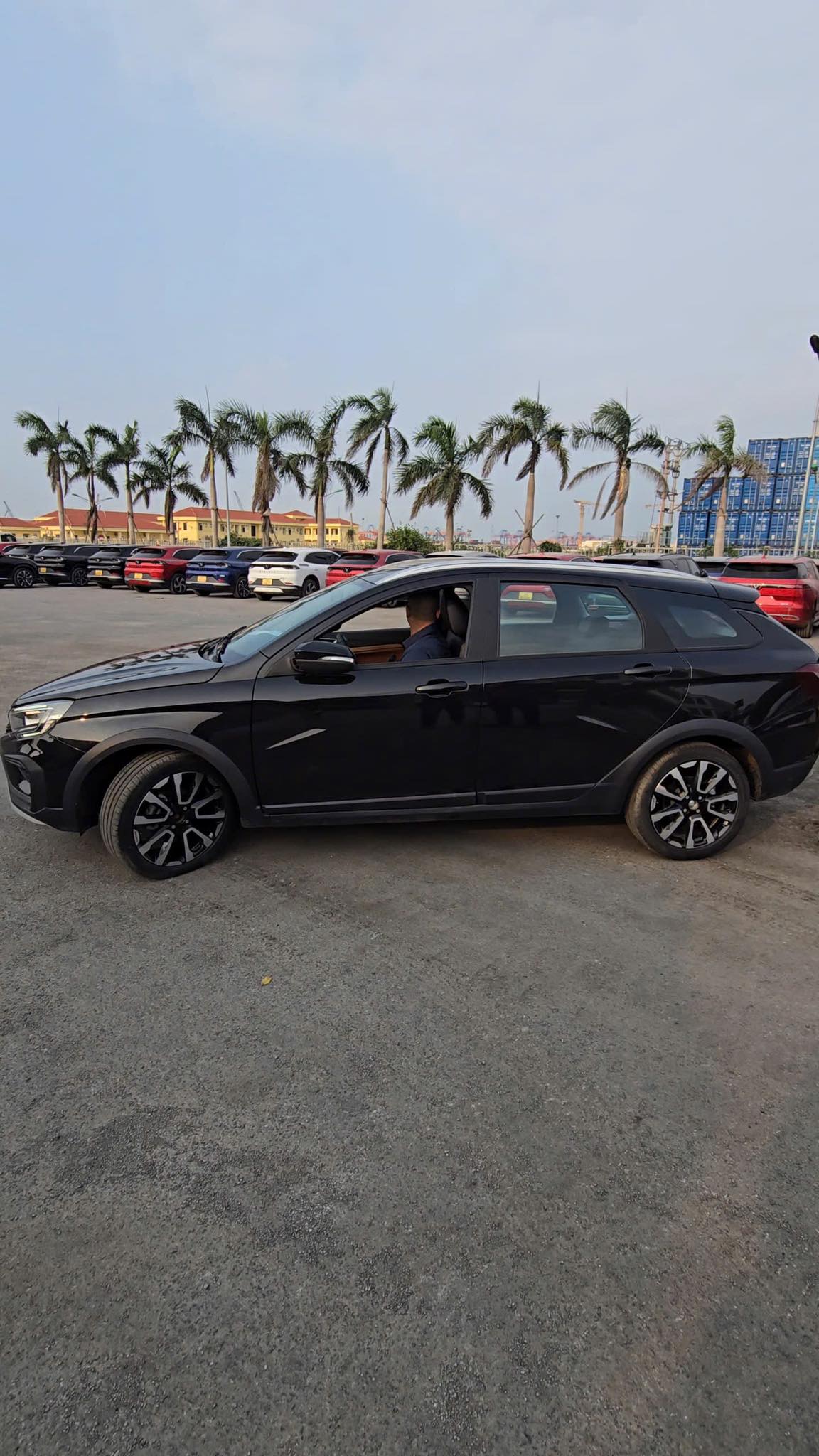 Xe Lada của Nga xếp đầy bãi, sắp bán cho người Việt: Giá rất rẻ, xe rất bền nhưng số đông sẽ chọn xe khác?- Ảnh 3. Xe Lada của Nga xếp đầy bãi, sắp bán cho người Việt: Giá rất rẻ, xe rất bền nhưng số đông sẽ chọn xe khác?- Ảnh 3.