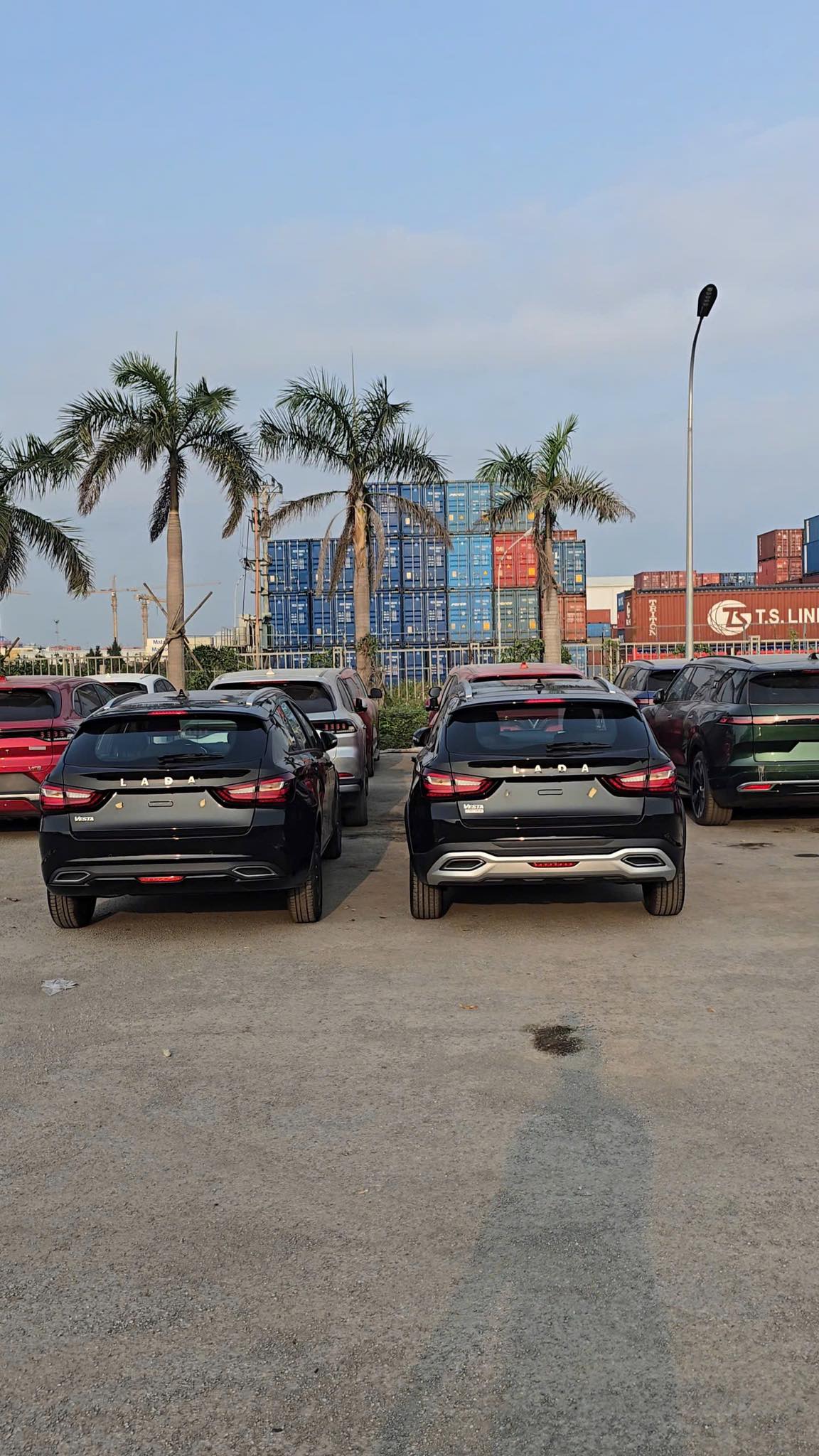Xe Lada của Nga xếp đầy bãi, sắp bán cho người Việt: Giá rất rẻ, xe rất bền nhưng số đông sẽ chọn xe khác?- Ảnh 4. Xe Lada của Nga xếp đầy bãi, sắp bán cho người Việt: Giá rất rẻ, xe rất bền nhưng số đông sẽ chọn xe khác?- Ảnh 4.