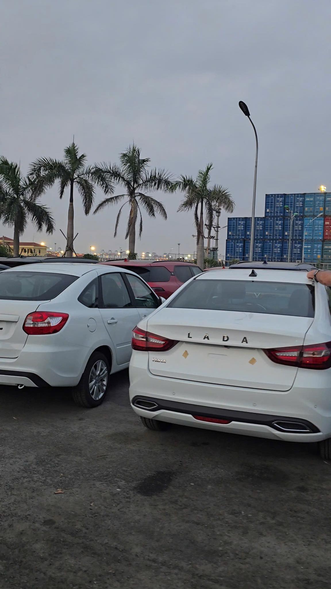 Xe Lada của Nga xếp đầy bãi, sắp bán cho người Việt: Giá rất rẻ, xe rất bền nhưng số đông sẽ chọn xe khác?- Ảnh 2. Xe Lada của Nga xếp đầy bãi, sắp bán cho người Việt: Giá rất rẻ, xe rất bền nhưng số đông sẽ chọn xe khác?- Ảnh 2.