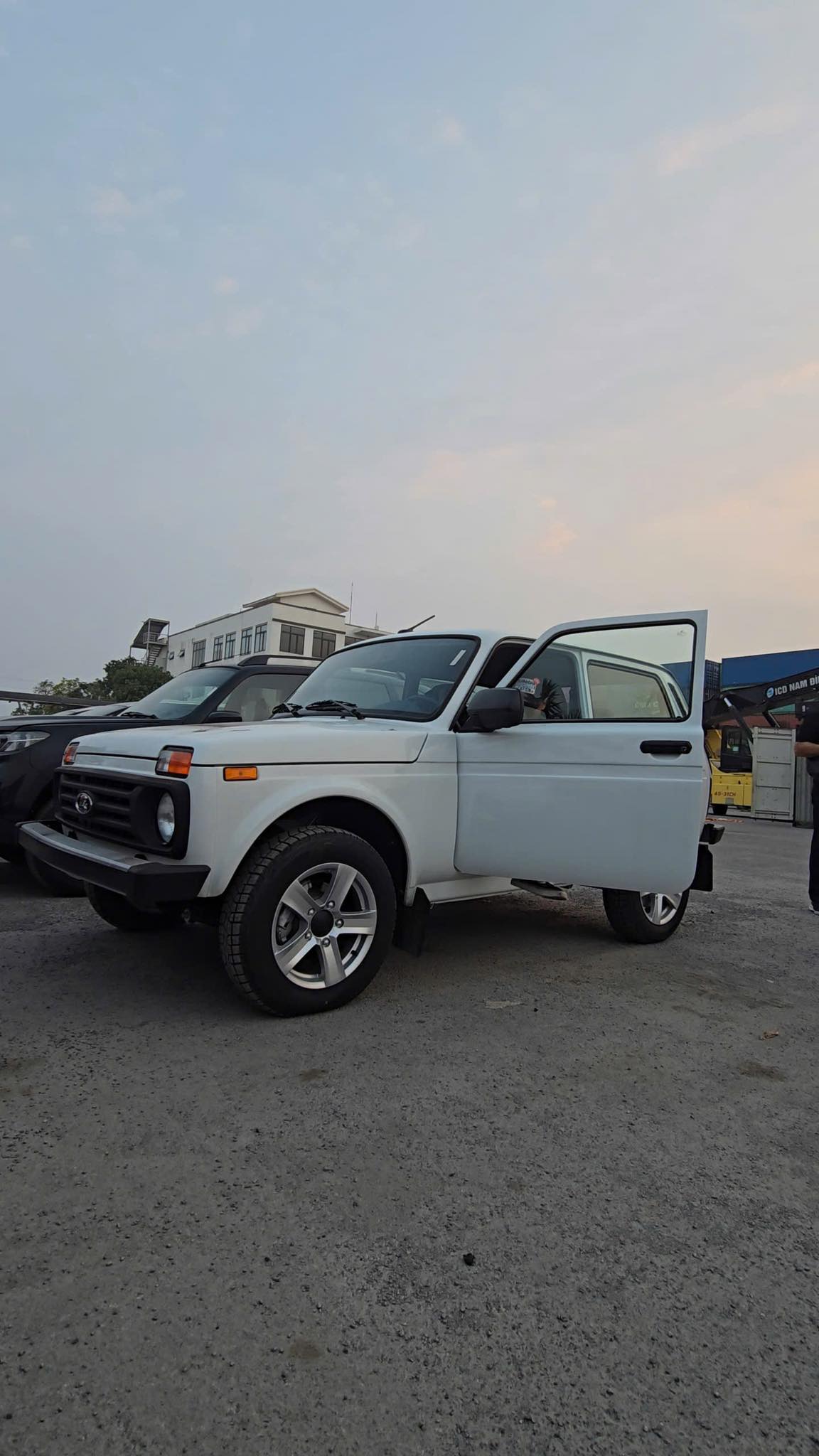 Xe Lada của Nga xếp đầy bãi, sắp bán cho người Việt: Giá rất rẻ, xe rất bền nhưng số đông sẽ chọn xe khác?- Ảnh 6. Xe Lada của Nga xếp đầy bãi, sắp bán cho người Việt: Giá rất rẻ, xe rất bền nhưng số đông sẽ chọn xe khác?- Ảnh 6.